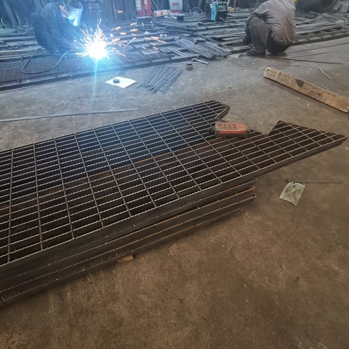 工業(yè)平臺鋼格柵的力學藝術(shù)：構(gòu)建高承重抗沖擊的可靠解決方案